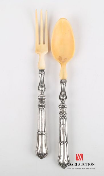 null Salad serving set, the handles in silver decorated with nets and finished with...