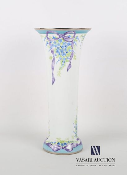 null Vase de forme tronconique en porcelaine blanche, la partie supérieure légèrement...