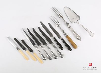 null Lot in silver plated metal including four table knives, the handle in Louis...