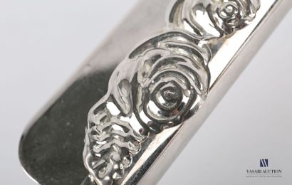 null Ramasse-miette en métal argenté à décor en applique de boutons de roses et végétaux,...