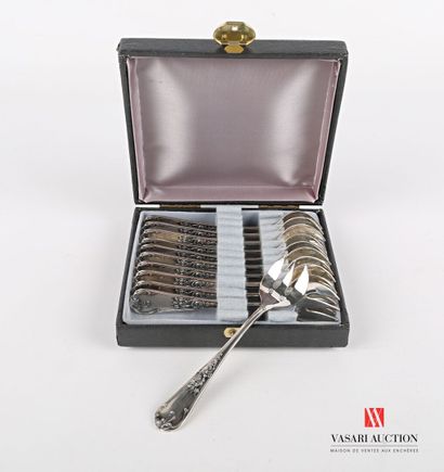 null Set of eleven silver plated oyster forks, the handle is decorated with foliage...