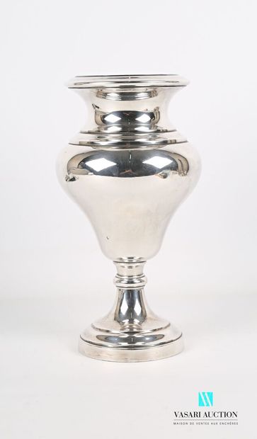null Vase en métal argenté posant sur un socle piédouche surmonté d'un anneau, la...