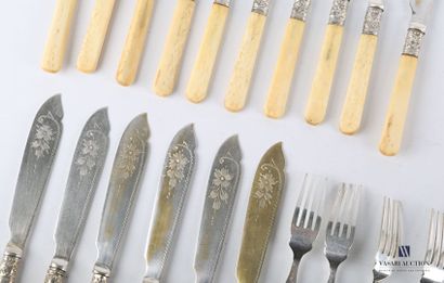 null Set of eight fish cutlery and four fish forks in silver plated metal, the ferrule...