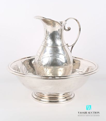 null Important ewer and its basin out of silver plated metal, the ewer of baluster...