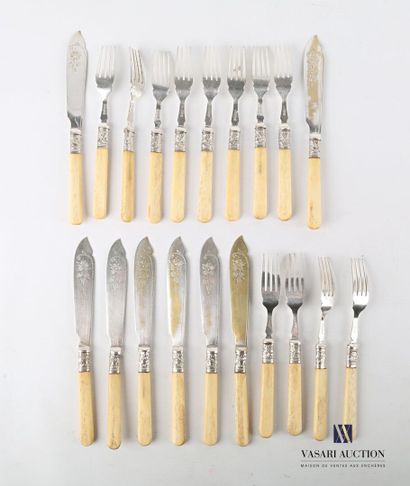 null Set of eight fish cutlery and four fish forks in silver plated metal, the ferrule...