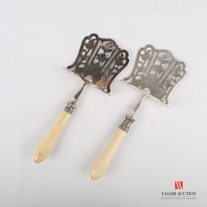 null Pair of asparagus shovels, the shovel in openwork silver metal decorated with...