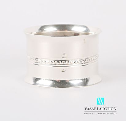 null Silver napkin ring, the concave border decorated in its center with a frieze...