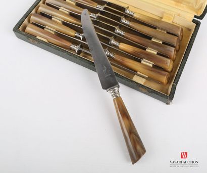 null Suite of eleven table knives, the handles in horn, the blades in steel.

(small...