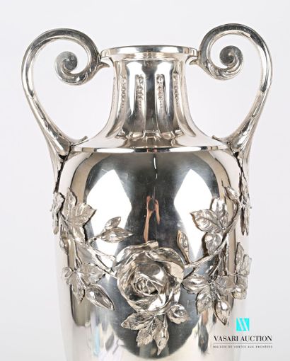null Grand vase de forme amphore en métal argenté, le col à décor d'une frise de...