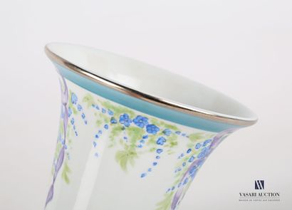null Vase de forme tronconique en porcelaine blanche, la partie supérieure légèrement...