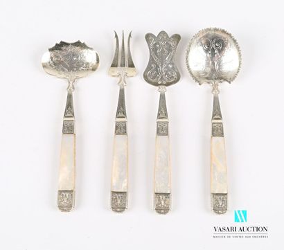 null Silver condiment set, the handles in mother-of-pearl, the rings and bolsters...