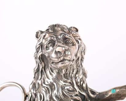 null Paire de devants de chenet en bronze argenté figurant un lion, les antérieurs...