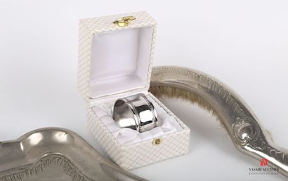 null Lot including a napkin ring in polished metal decorated with nets and friezes...