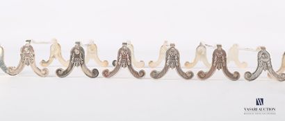 null Suite of twelve silver-plated knife holders, it rests on four legs ending in...