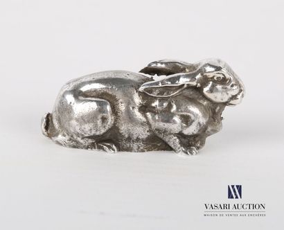 null Sujet en argent figurant un lapin couché.

Poids : 93,49 g - Haut. : 2 cm -...