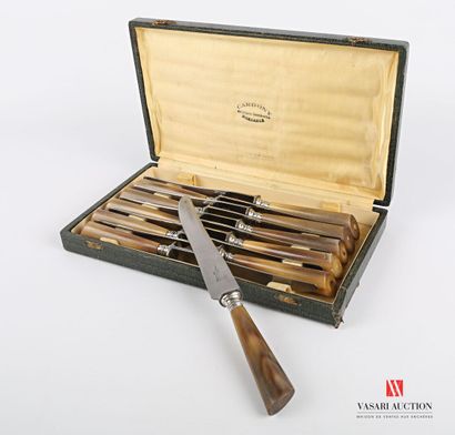 null Suite of eleven table knives, the handles in horn, the blades in steel.

(small...