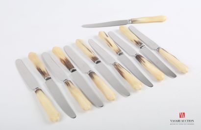 null Twelve dessert knives, the horn handle is topped with a ring hemmed with pearl...