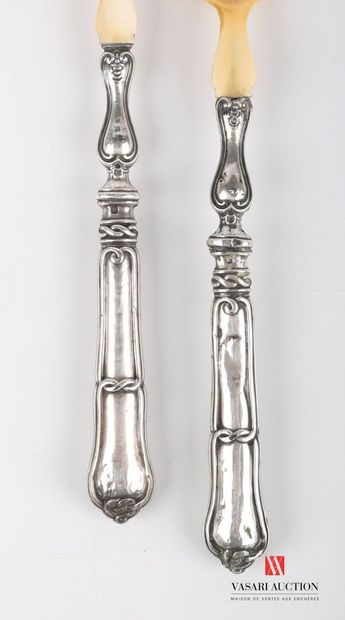 null Salad serving set, the handles in silver decorated with nets and finished with...