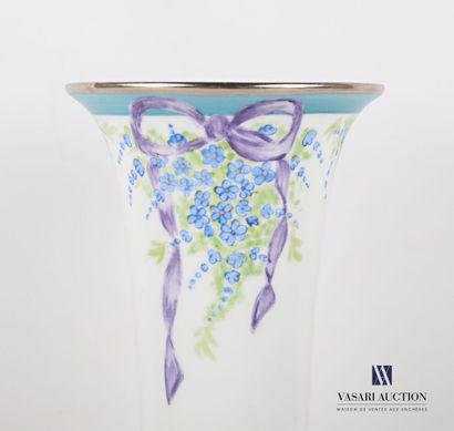 null Vase de forme tronconique en porcelaine blanche, la partie supérieure légèrement...