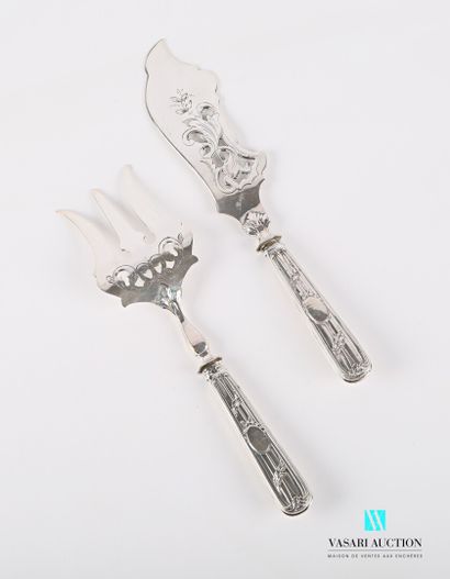 null Fish serving utensil, the handles in filled silver decorated with fluting, blind...