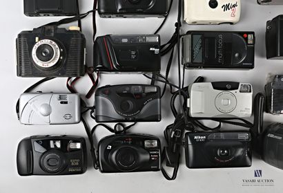 null Lot de vingt-six appareils photographiques comprenant un compact FISHER PRICE...