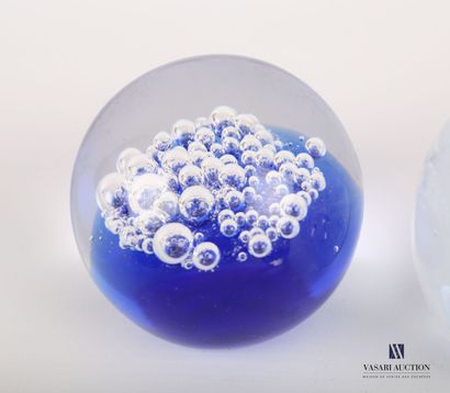 null Lot de quatre boules sulfure en verre moulé présentant des bulles transparentes...