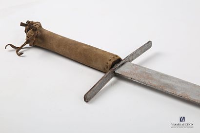 null Épée à deux mains, lame droite de 78 cm, garde en croix, manche bois gainé de...