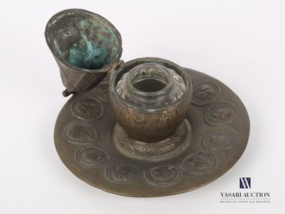 null Encrier en bronze présentant en son centre un vase de forme sphérique reposant...