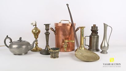null Lot in copper, brass and pewter including a mortar and its pestle decorated...