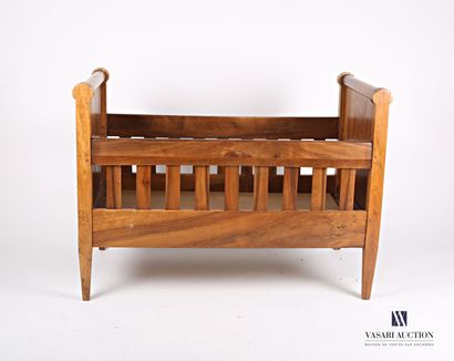 null Bed with bars in molded wood, the full amounts surmounted by two tubes, the...