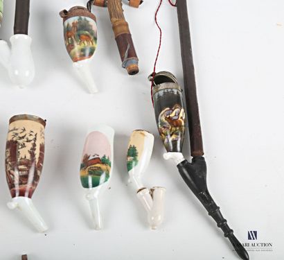 null 
Lot including seven porcelain pipe tanks with deer decoration and six wooden...