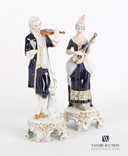 null ROYAL DUX

Paire de sujets en porcelaine polychrome figurant un couple de musiciens...