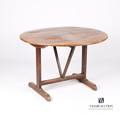 null Table de vendange en bois naturel, le plateau de forme ronde basculant, elle...
