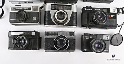 null Lot de douze appareils photographiques comprenant un compact AGFA modèle Agfamatic...