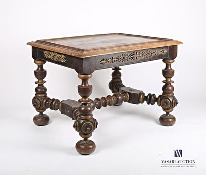 null Table en bois naturel mouluré et sculpté, le plateau de forme rectangulaire,...