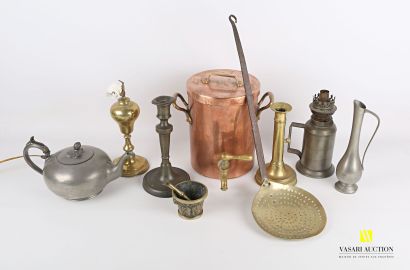 null Lot in copper, brass and pewter including a mortar and its pestle decorated...