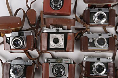 null Lot de dix appareils photographiques comprenant : un appareil DAKORA DIGNETTE...