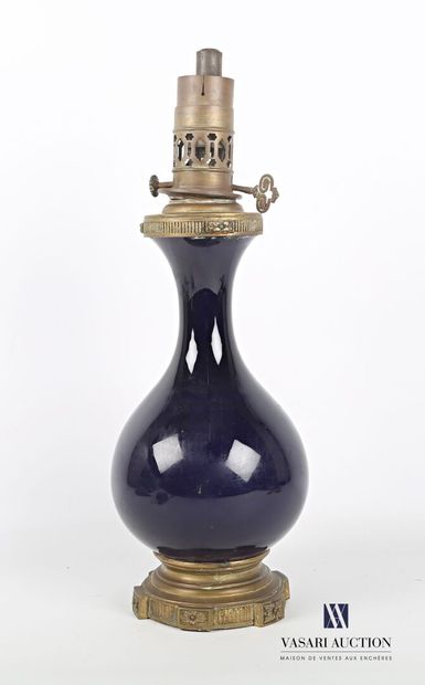 null Kerosene lamp, the barrel piriform in blue glass, the mount in bronze and brass

(wears,...