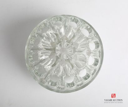 null Spade flowers in openwork glass in thirty-one points. 

Height : 11 cm 11 cm...