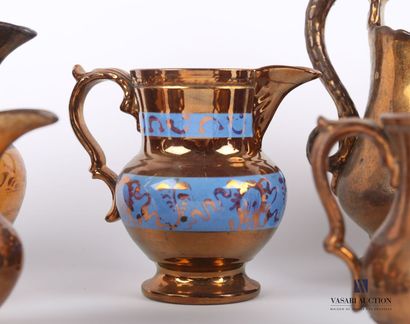 null JERSEY

Lot of ten earthenware jugs with copper enamel decorated with blue bands...
