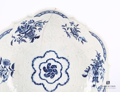 null WORCESTER

Porcelain bowl, the edge scalloped, decorated in blue monochrome...