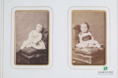 null Lot de dix albums photographiques principalement portraits de famille

(accidents,...