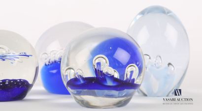 null Lot de quatre boules sulfure en verre moulé présentant des bulles transparentes...