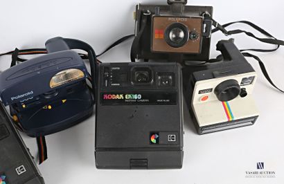 null Lot de sept appareils photographiques pollaroïd comprenant : un appareil POLAROID...