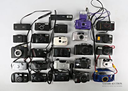 null Lot de vingt-six appareils photographiques comprenant un compact FISHER PRICE...