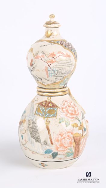 null JAPAN

Pair of stazuma earthenware coloquint bottles with polychrome decoration...