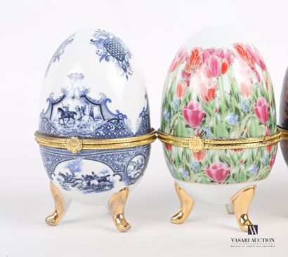 null Set of five porcelain boxes in the shape of egg, they rest on feet skates, the...