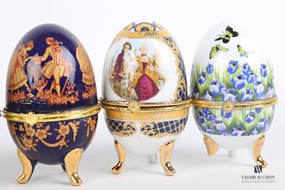 null Set of five porcelain boxes in the shape of egg, they rest on feet skates, the...