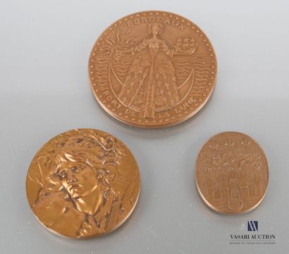 null Lot of three bronze medals, the first one showing on the obverse a woman adorned...
