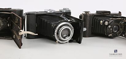 null Lot of four cameras including an EASTMAN KODAK CO. USE FILM N°116, a ZEISS IKON...